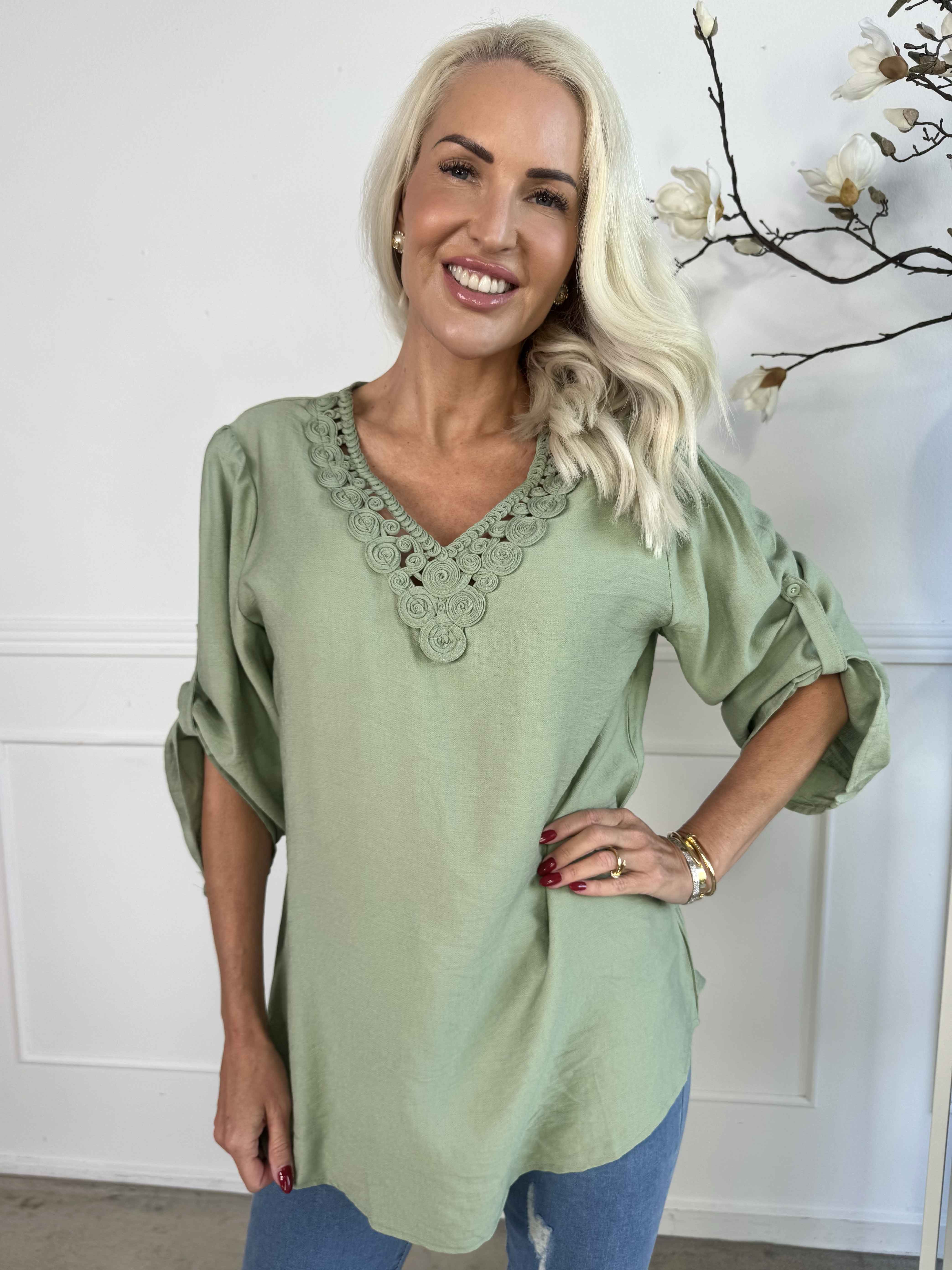 Gina - Bluse i bomuld med detaljeret v-udskæring